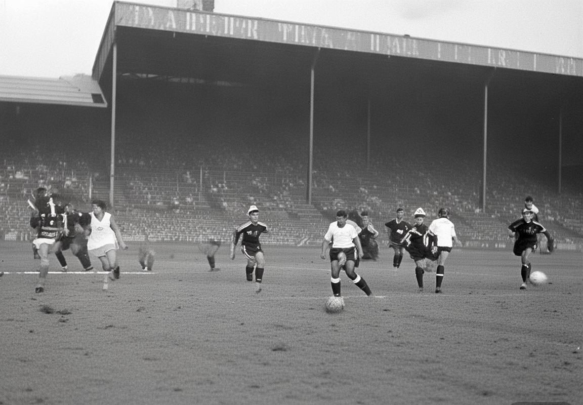 利兹联坐镇埃兰路球场迎战切尔西：高位逼抢对决，历史交锋记录解析